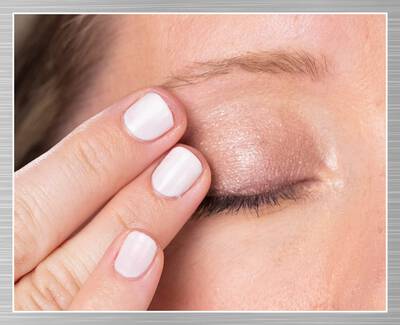 Bắt đầu từ goc trong khoe mắt, ấn nhẹ kem dưỡng len vung bầu mắt, hướng ra ngoai phia thai dương