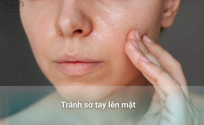 Tránh sờ tay lên mặt