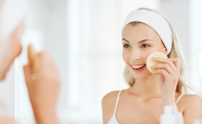 cách chọn sữa rửa mặt cho da dầu mụn nhạy cảm