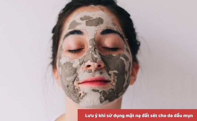 Rửa mặt bằng nước lạnh sau khi đắp mặt nạ đất sét