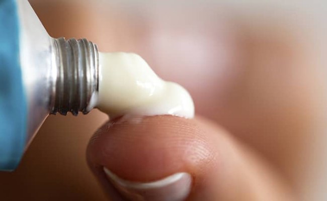 Can thiệp y tế, điều trị lâm sàng để giảm mụn ẩn